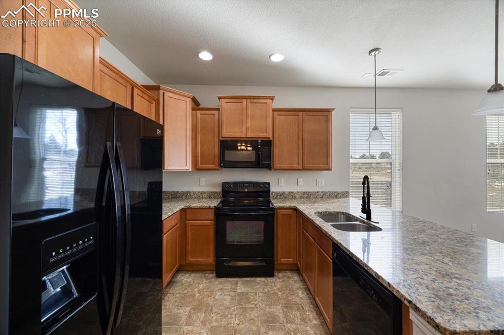 Image 9 of 33: Kitchen