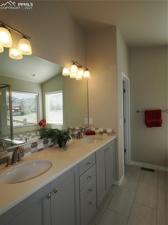 Image 17 of 39: Bathroom