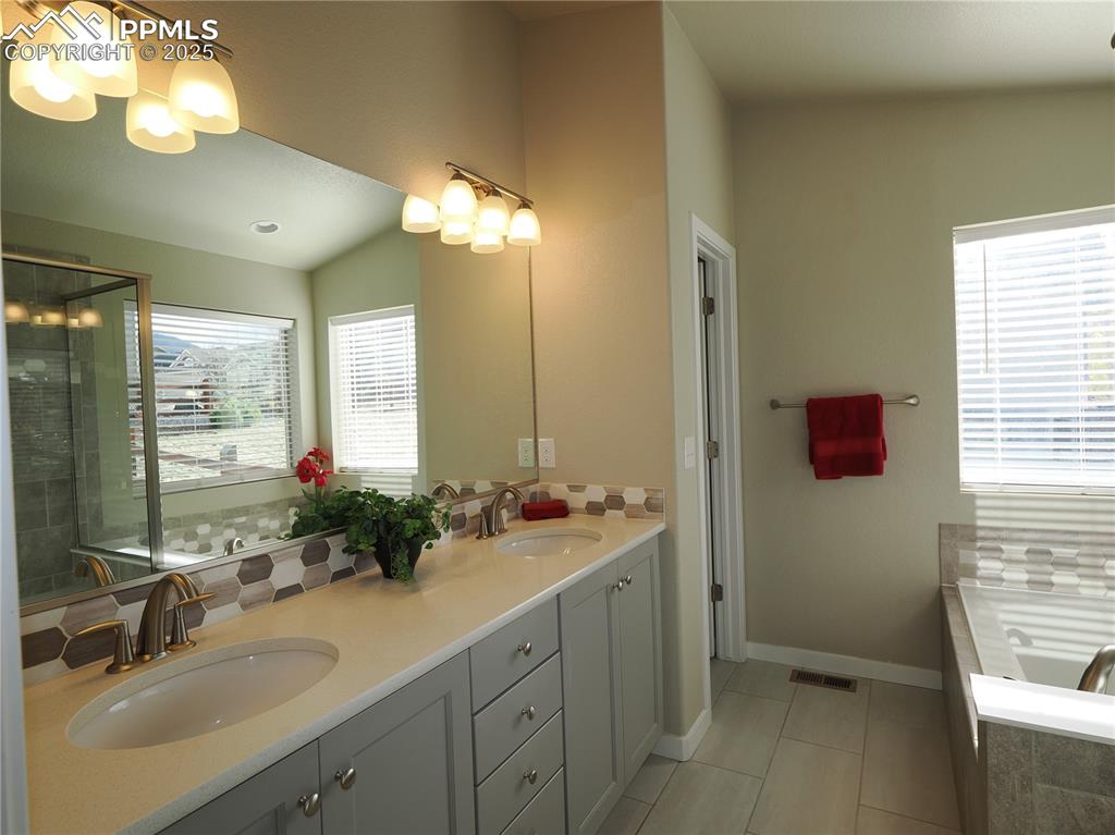 Image 18 of 39: Bathroom