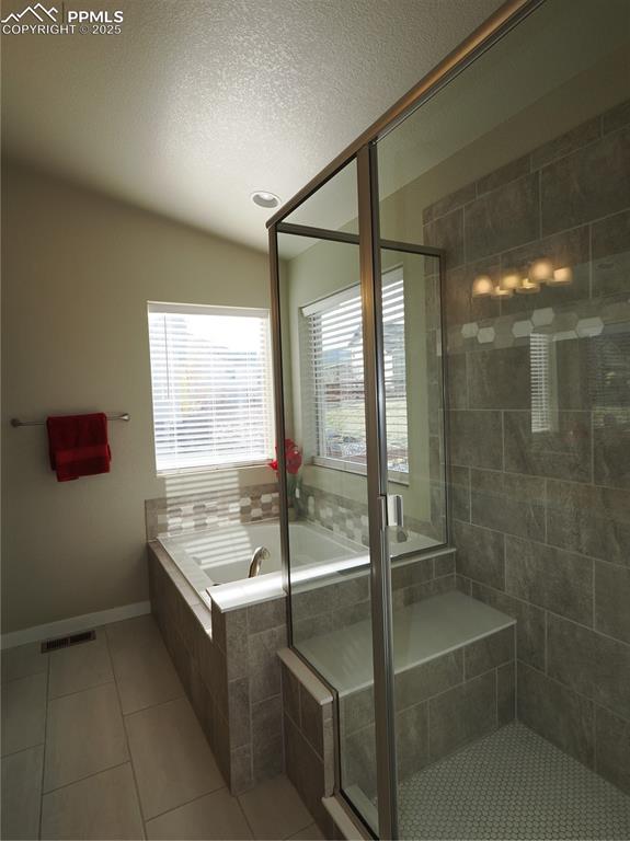 Image 19 of 39: Bathroom