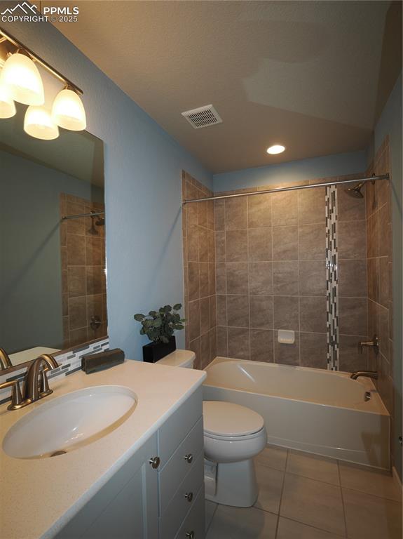 Image 24 of 39: Bathroom