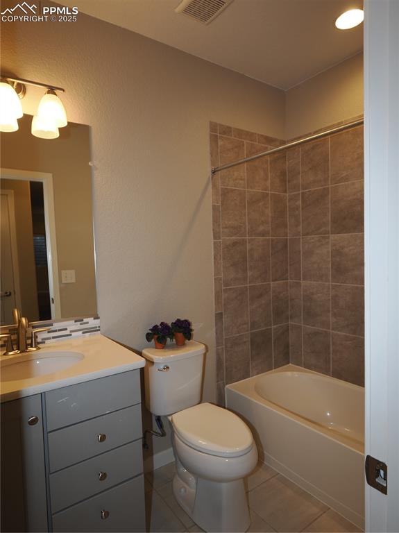 Image 32 of 39: Bathroom