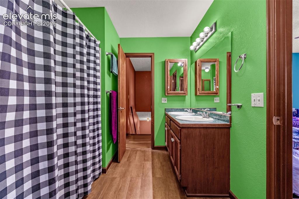 Image 12 of 32: Bathroom