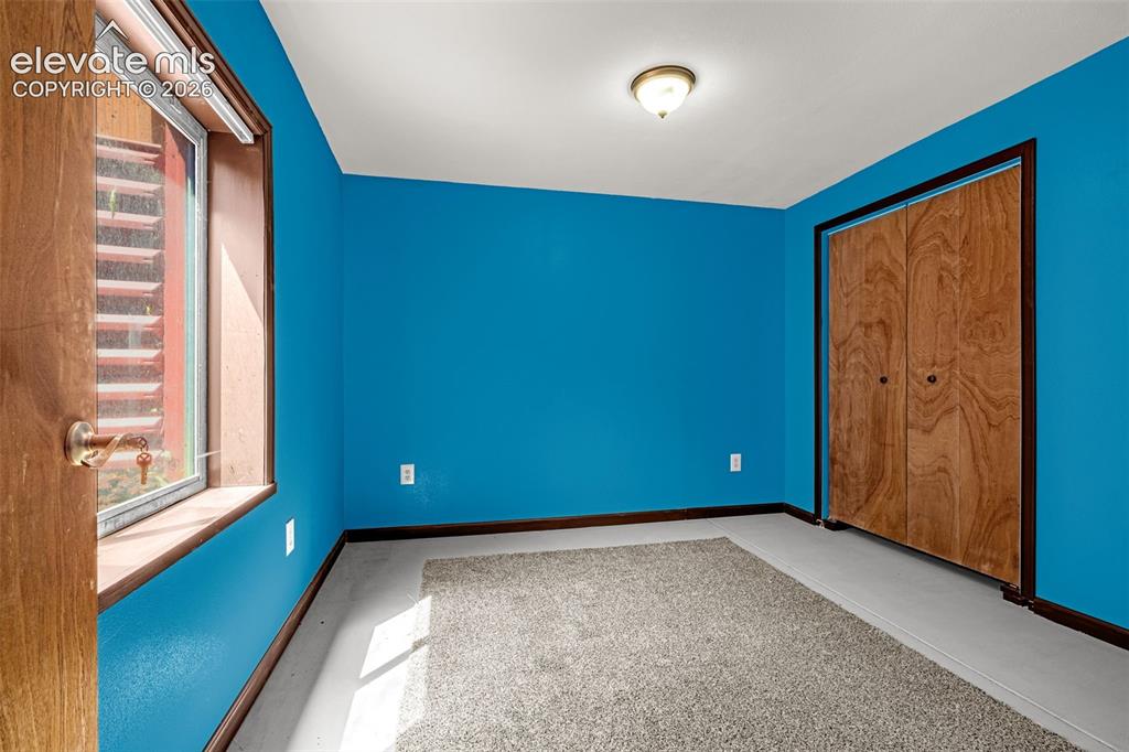Image 15 of 32: Bedroom