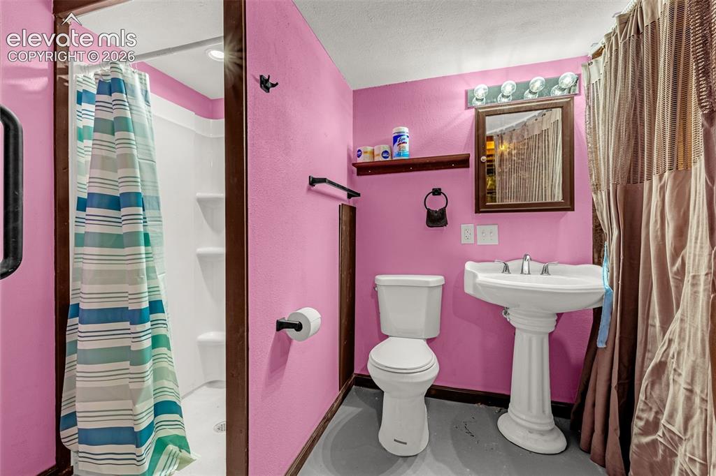 Image 17 of 32: Bathroom