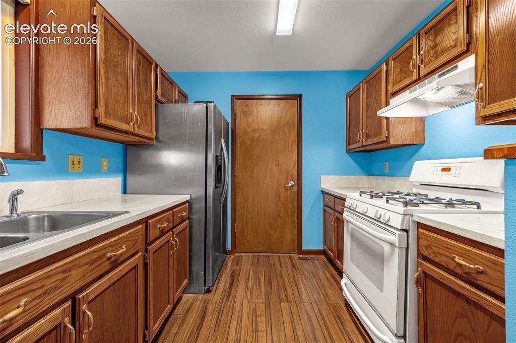 Image 32 of 32: Kitchen