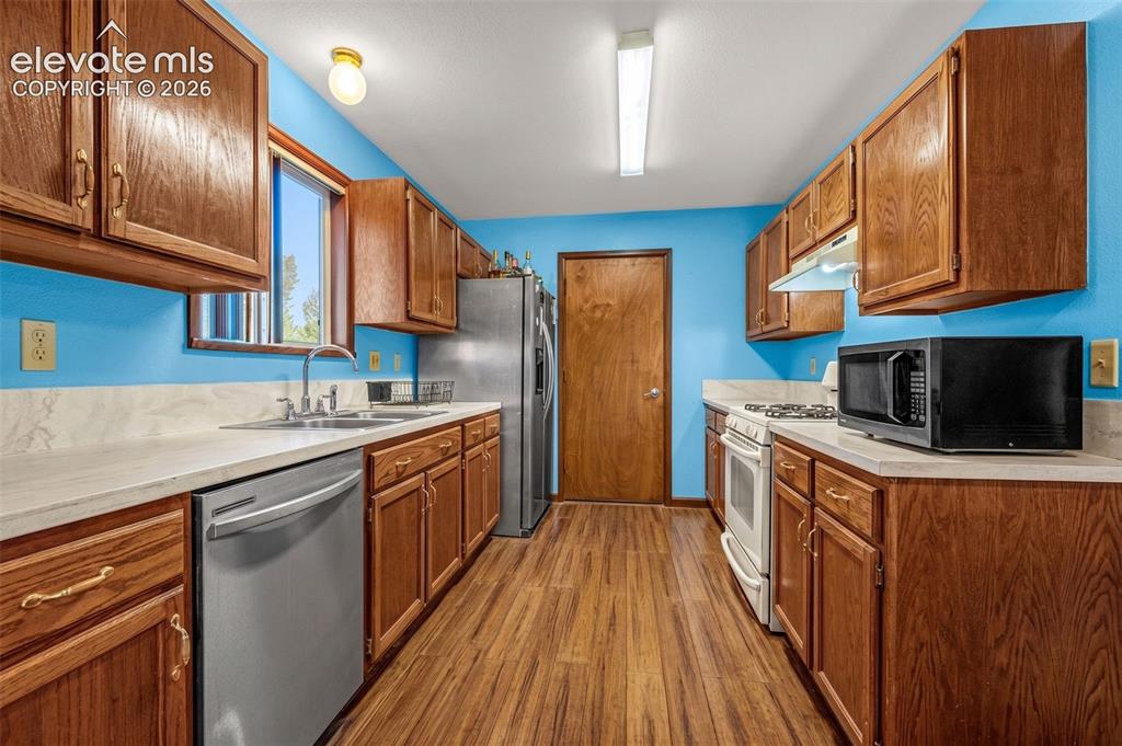 Image 8 of 32: Kitchen