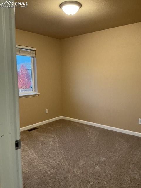 Image 18 of 31: Bedroom