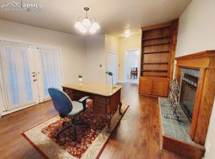 Image 19 of 38: Office