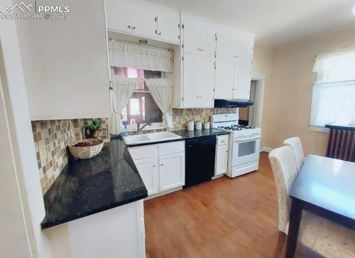 Image 20 of 38: Kitchen