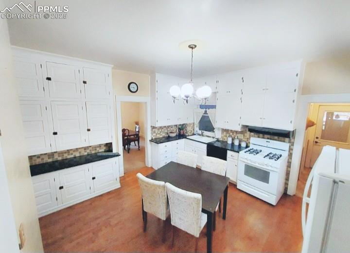 Image 22 of 38: Kitchen