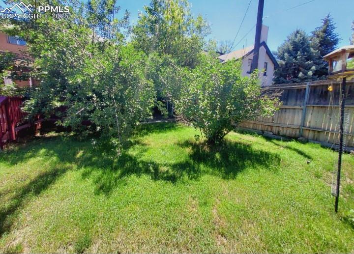 Image 35 of 38: Yard