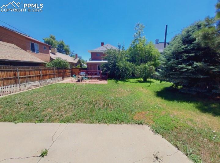 Image 36 of 38: Yard