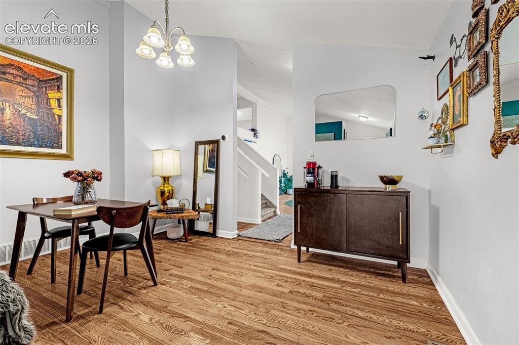Image 15 of 50: Dining Area