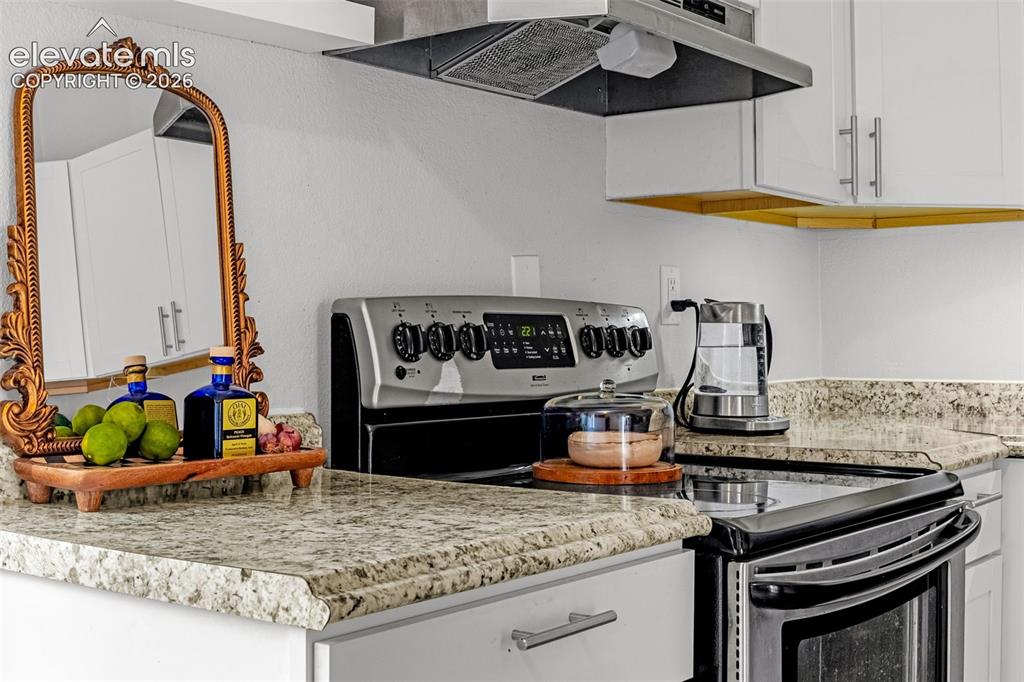 Image 17 of 50: Kitchen