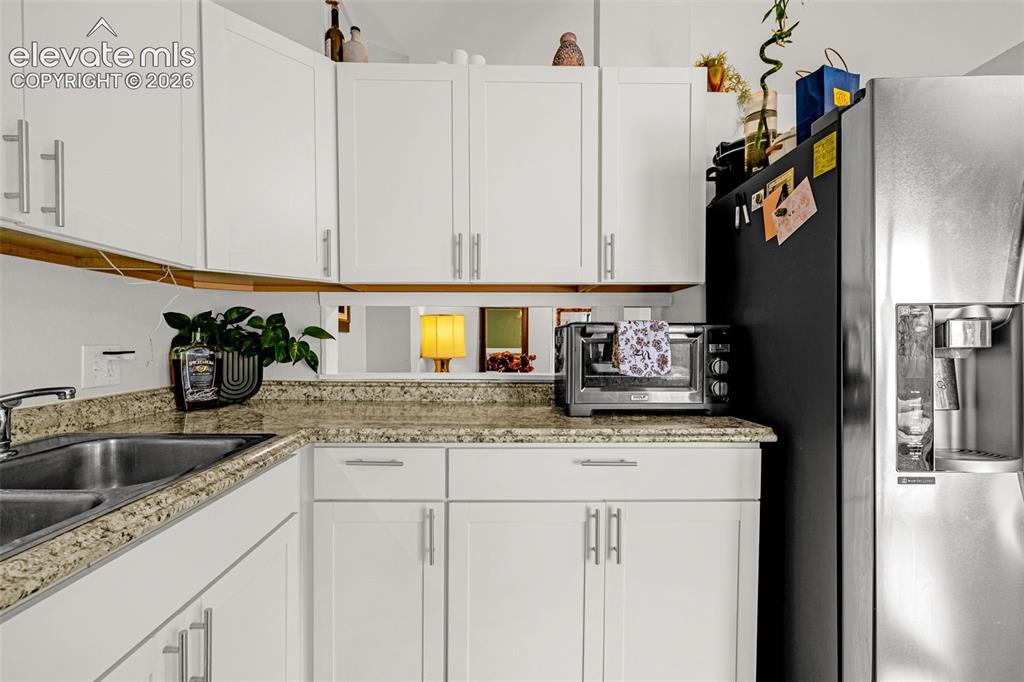Image 18 of 50: Kitchen