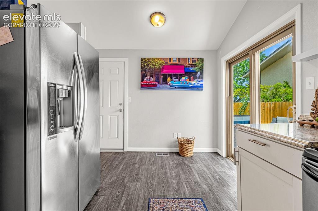Image 19 of 50: Kitchen