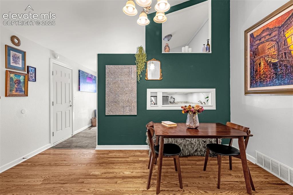 Image 5 of 50: Dining Area