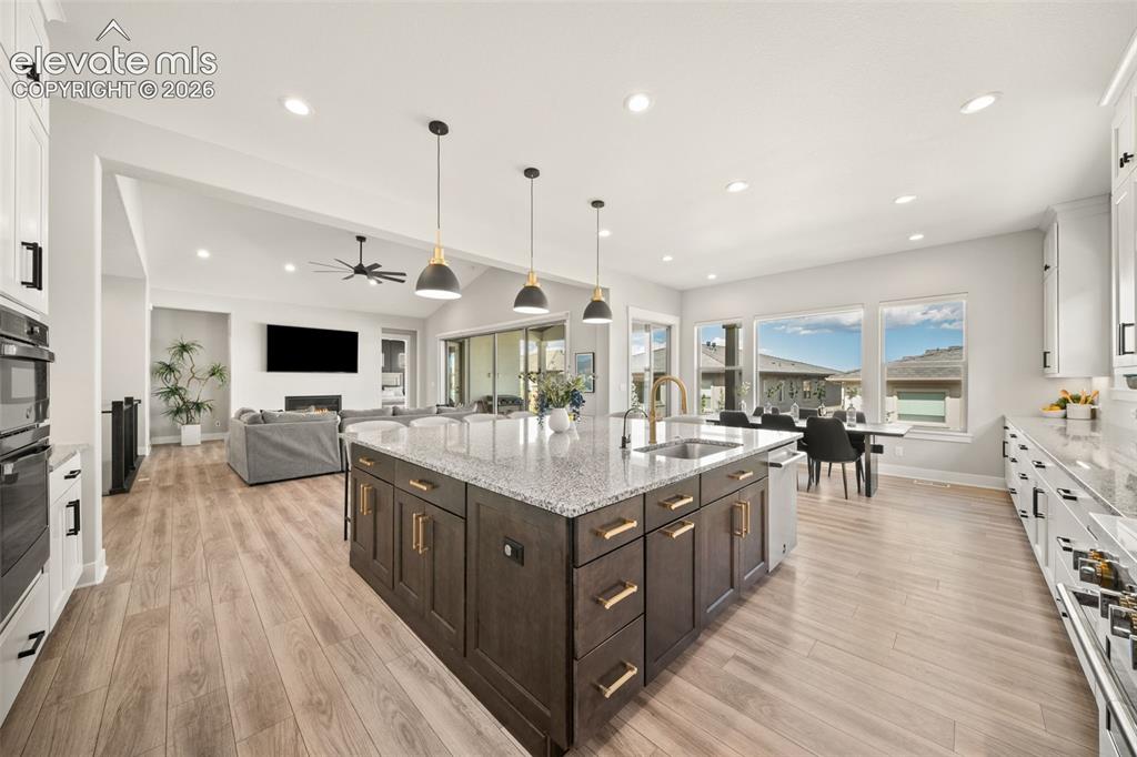 Image 17 of 45: Kitchen