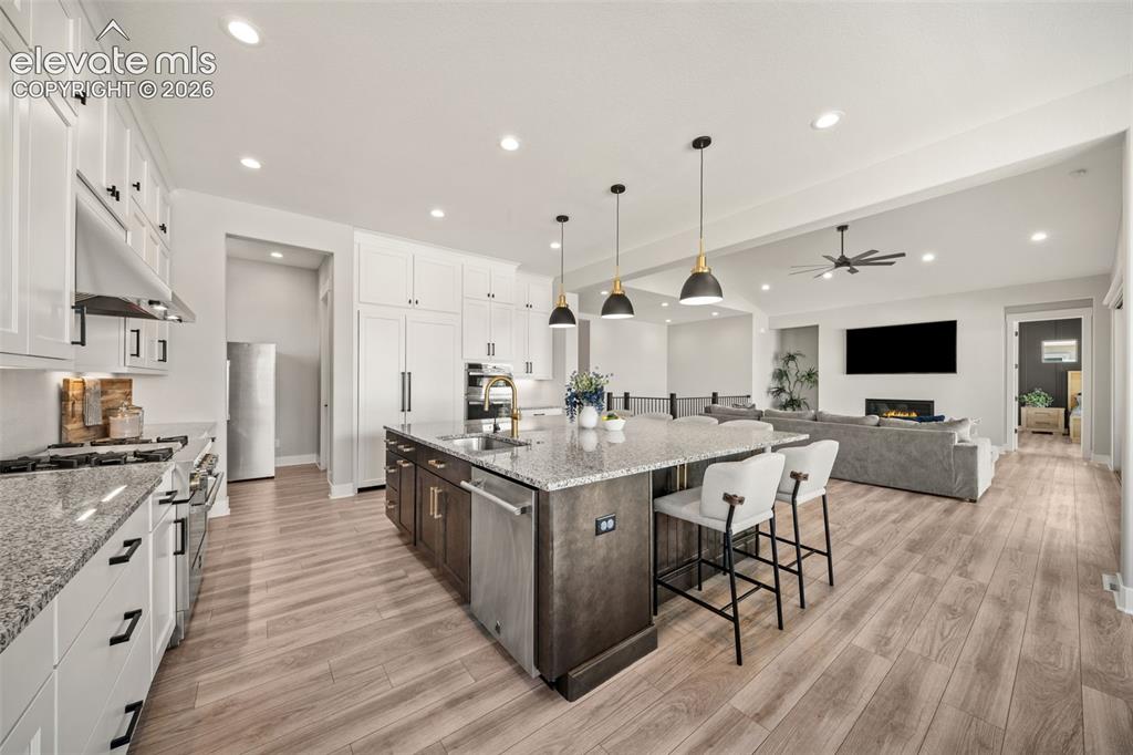 Image 18 of 45: Kitchen