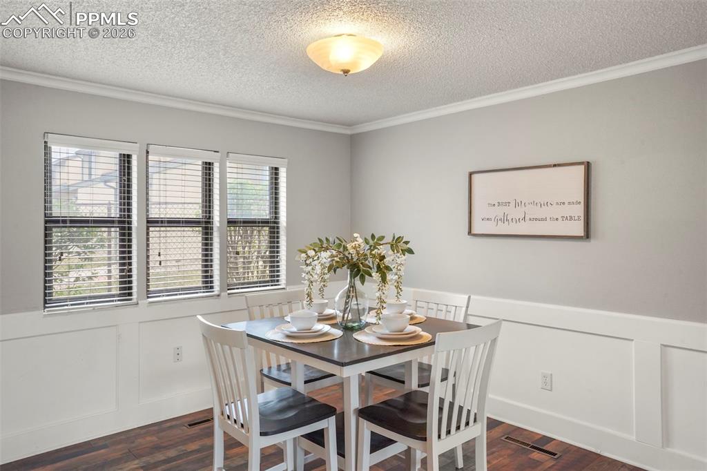 Image 10 of 30: Dining Area