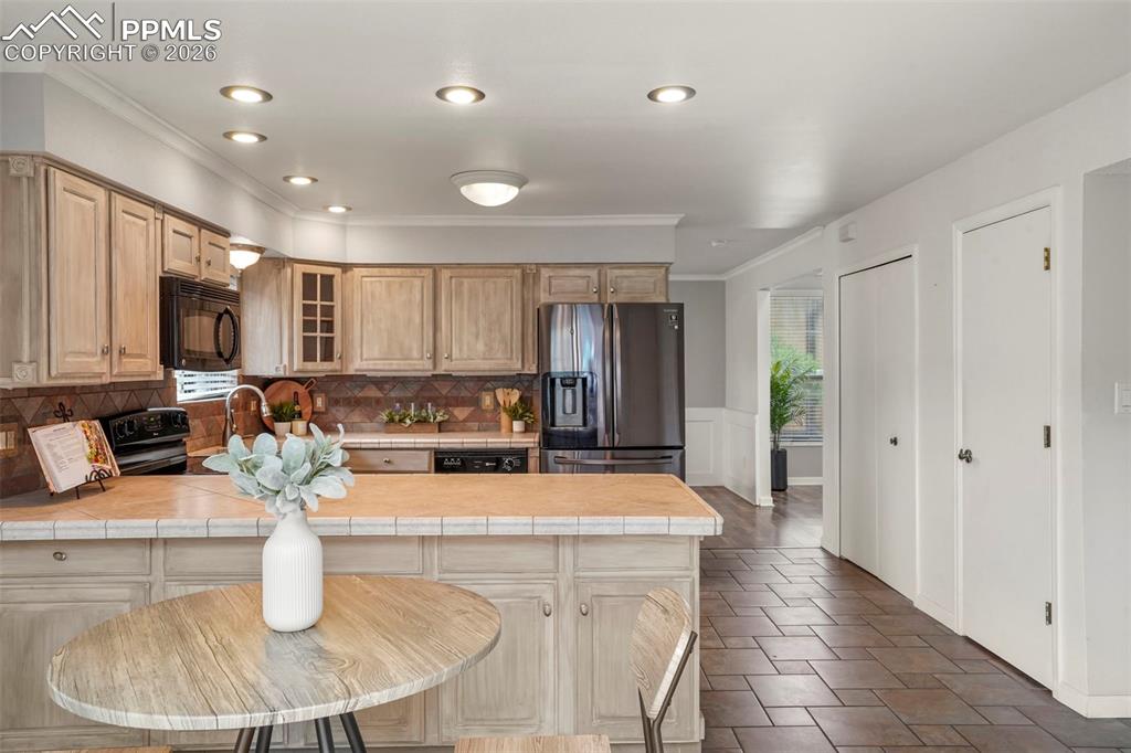 Image 12 of 30: Kitchen