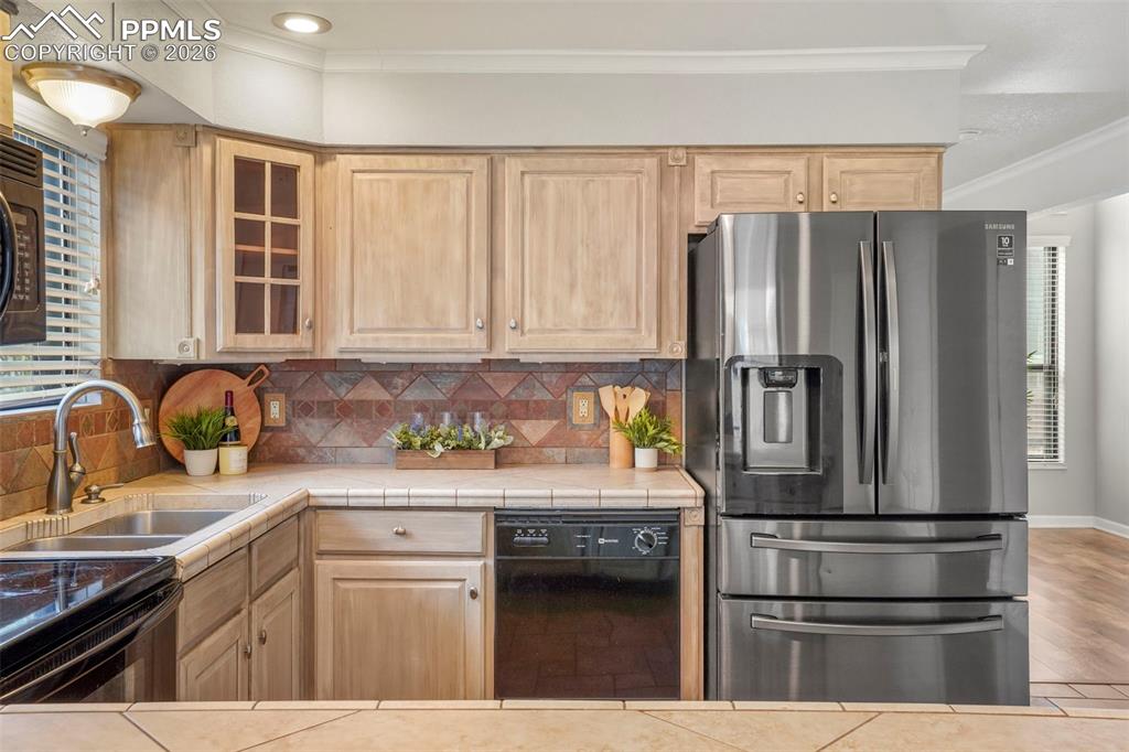 Image 13 of 30: Kitchen