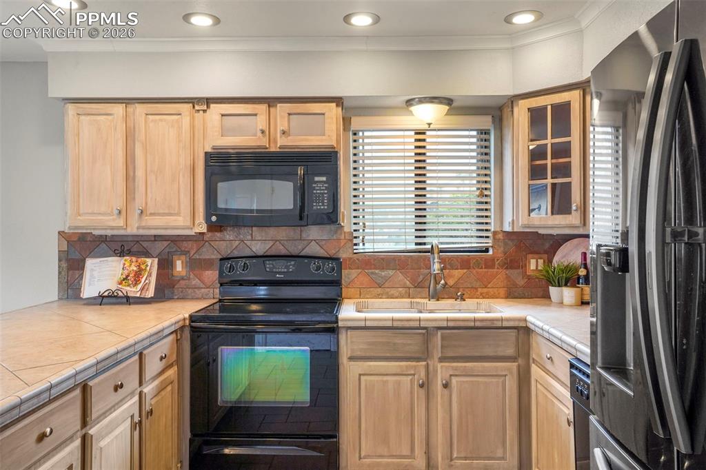 Image 14 of 30: Kitchen