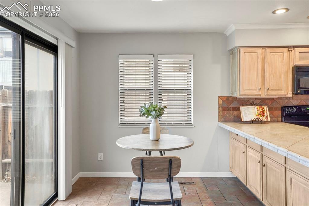 Image 15 of 30: Kitchen