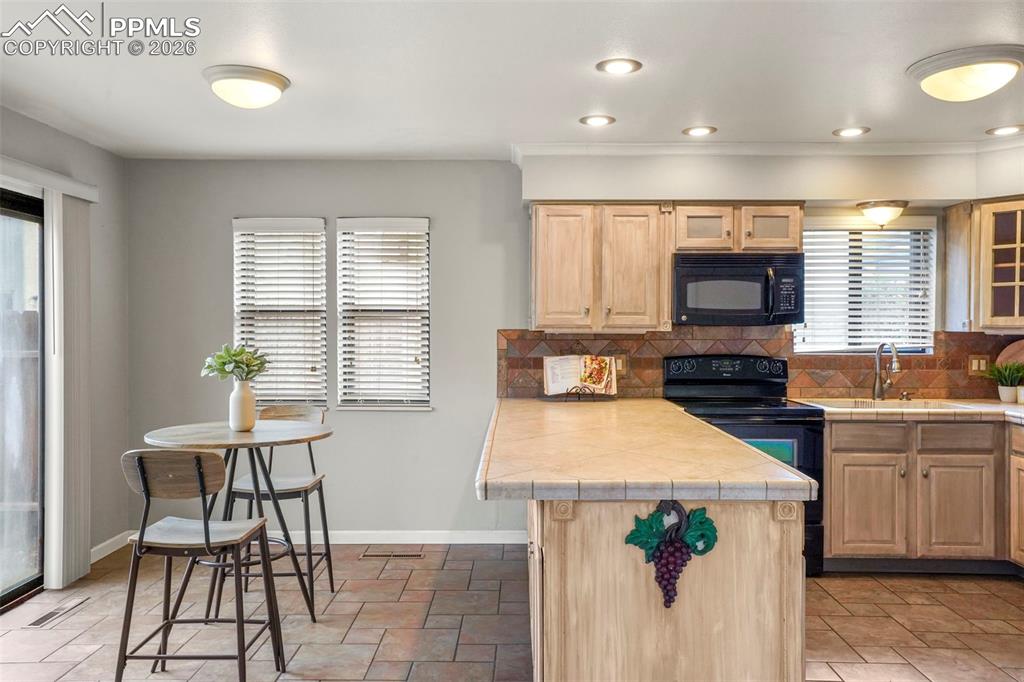 Image 18 of 30: Kitchen