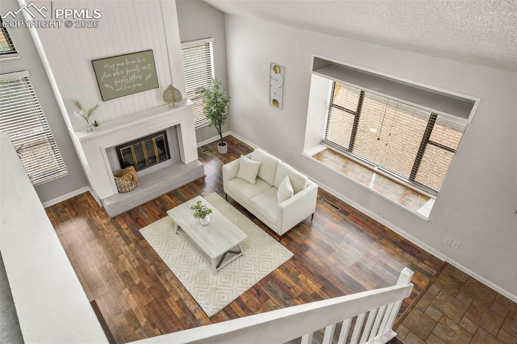 Image 21 of 30: Living Room