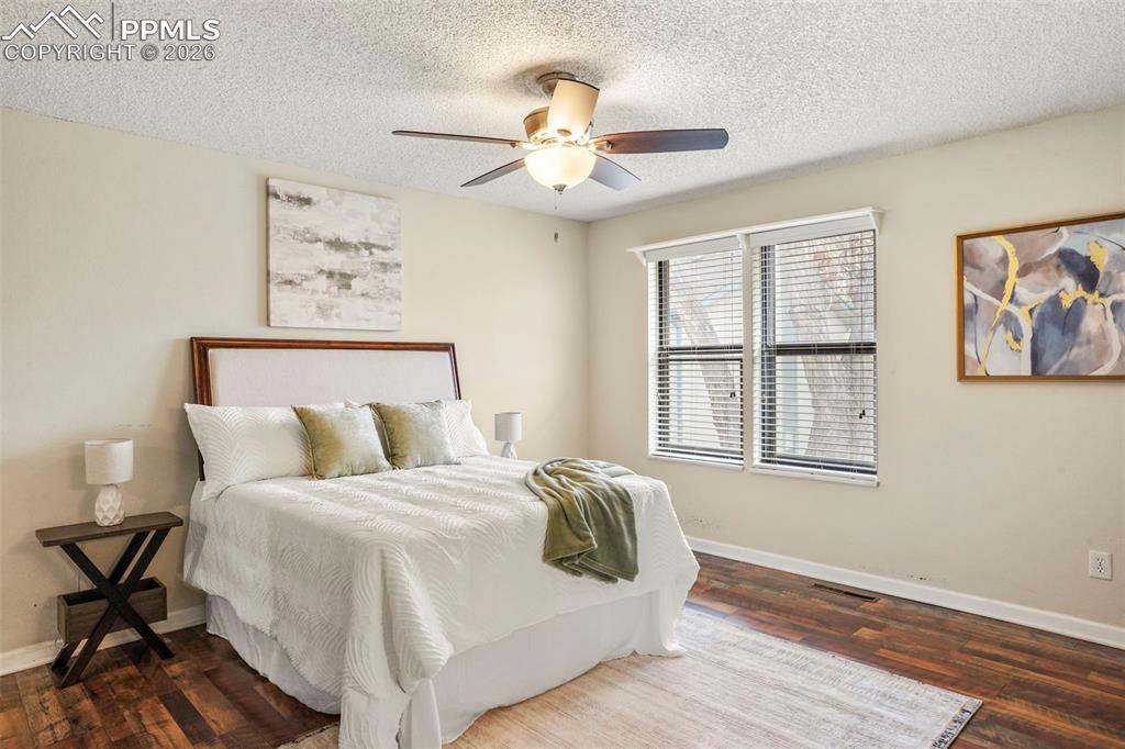 Image 22 of 30: Bedroom