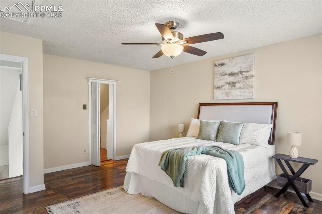 Image 23 of 30: Bedroom