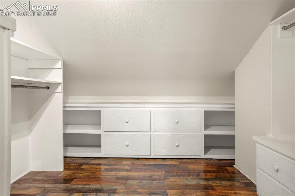 Image 24 of 30: Closet