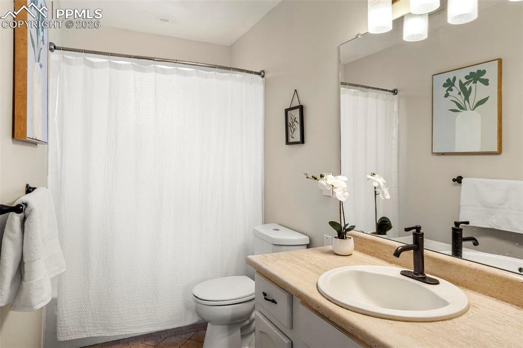 Image 25 of 30: Bathroom