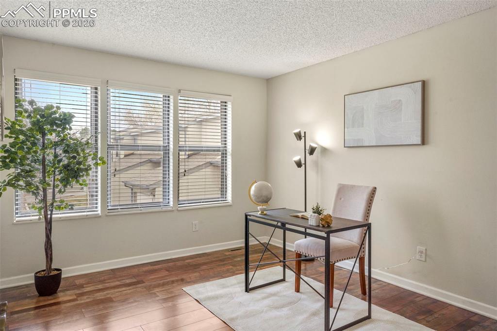 Image 26 of 30: Office