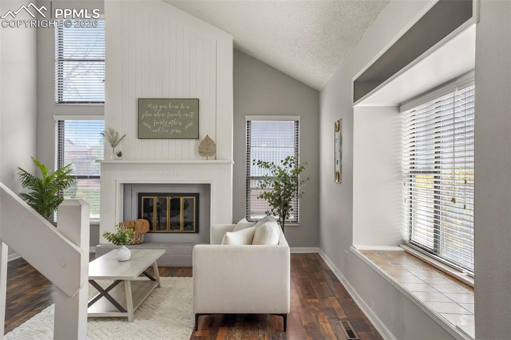 Image 4 of 30: Living Room