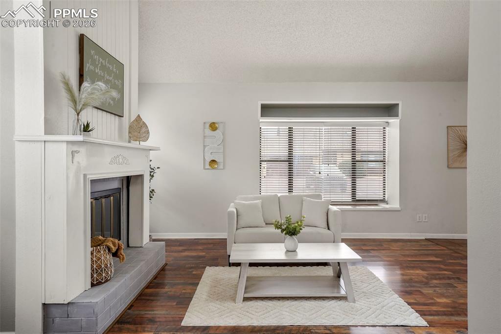 Image 5 of 30: Living Room