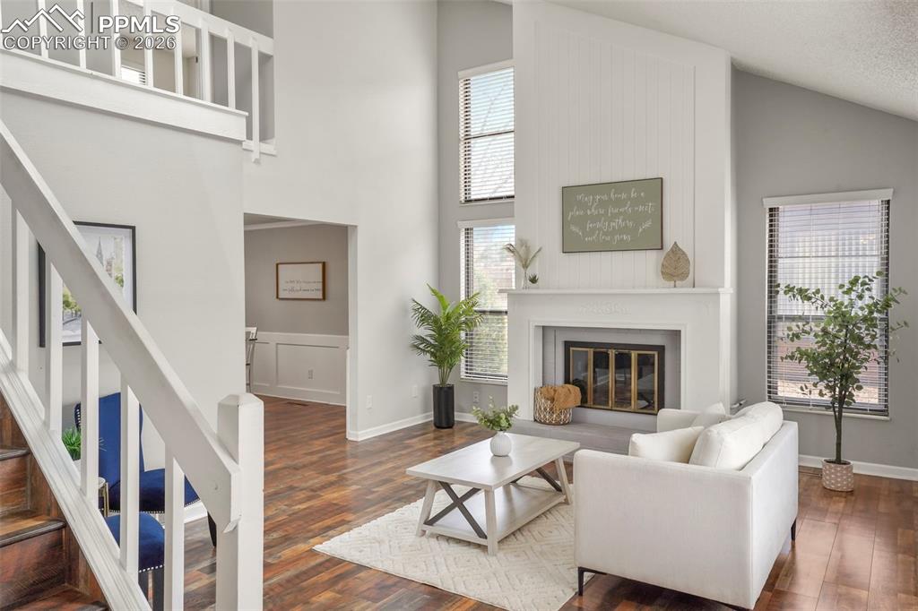 Image 6 of 30: Living Room