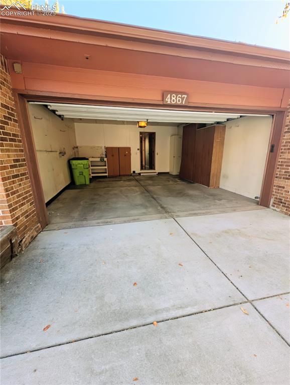 Image 22 of 28: Garage