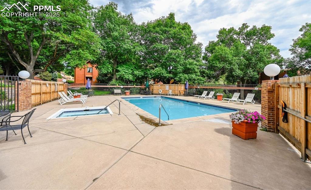 Image 25 of 28: Pool