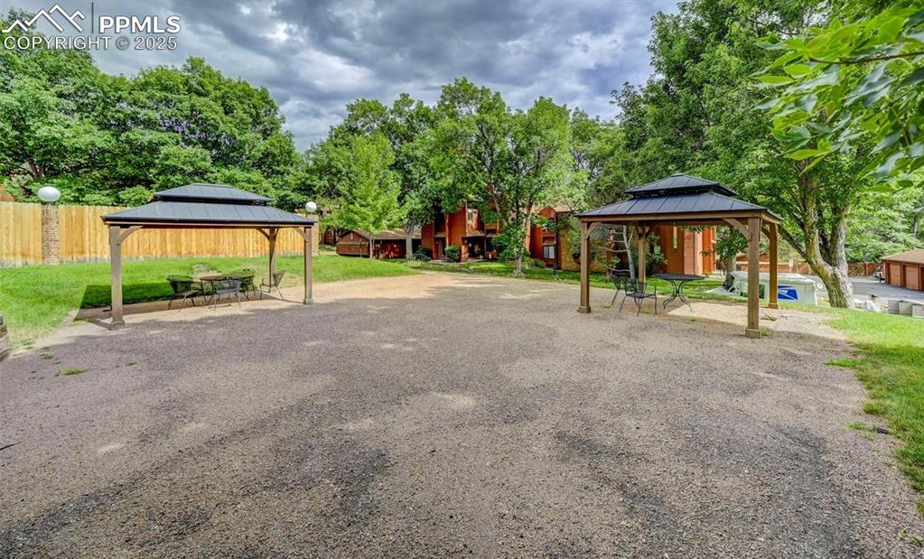 Image 27 of 28: Parking