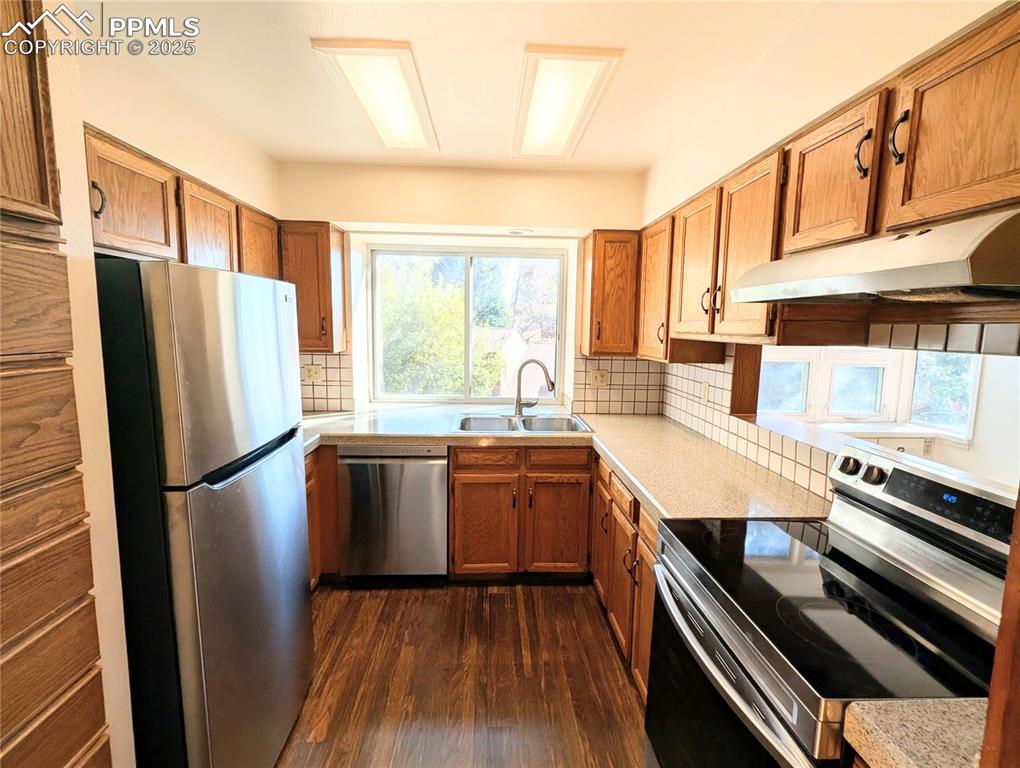 Image 5 of 28: Kitchen