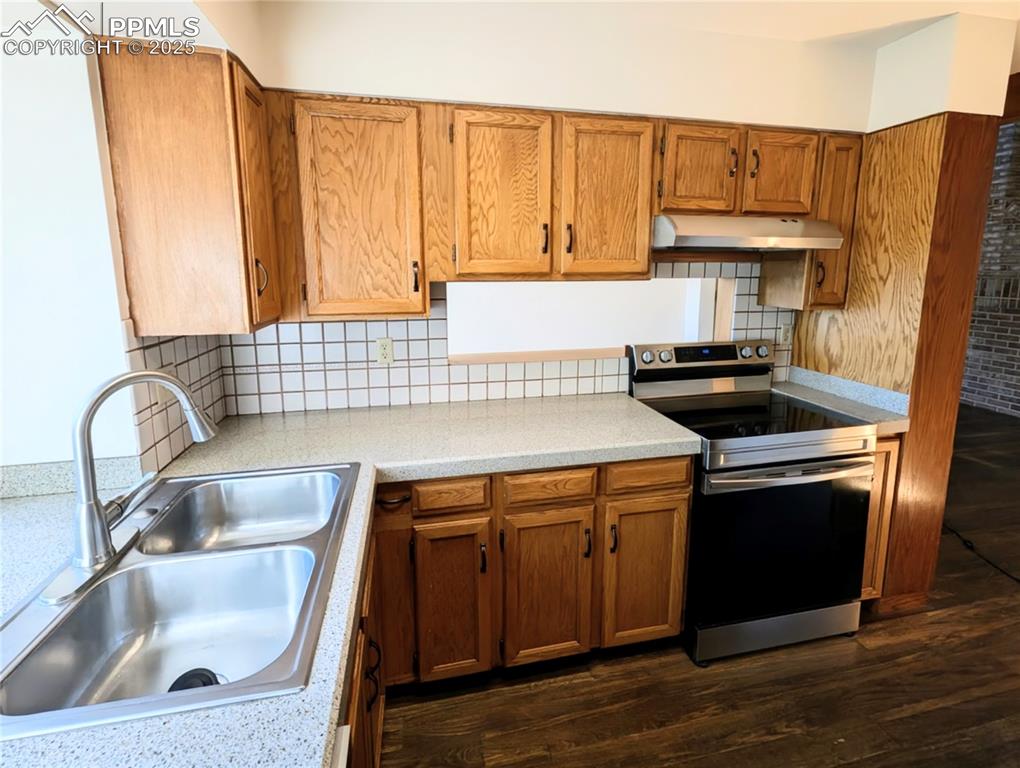 Image 6 of 28: Kitchen