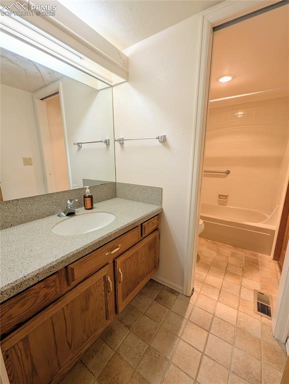 Image 9 of 28: Bathroom