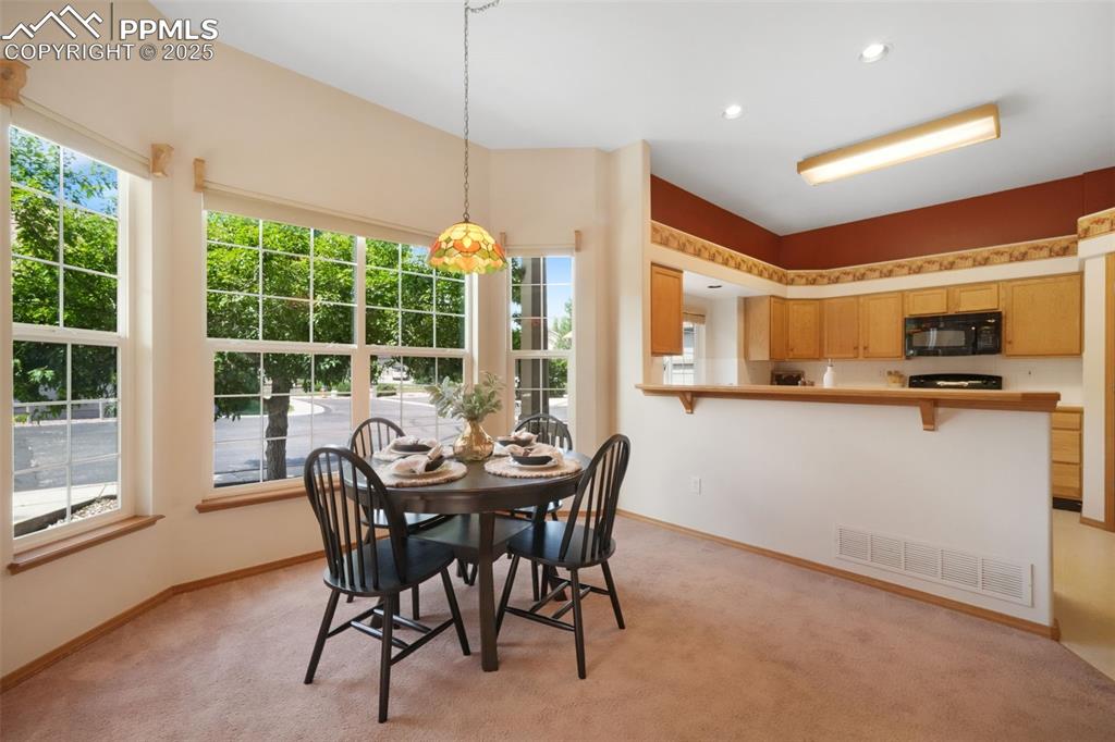 Image 11 of 50: Dining Area