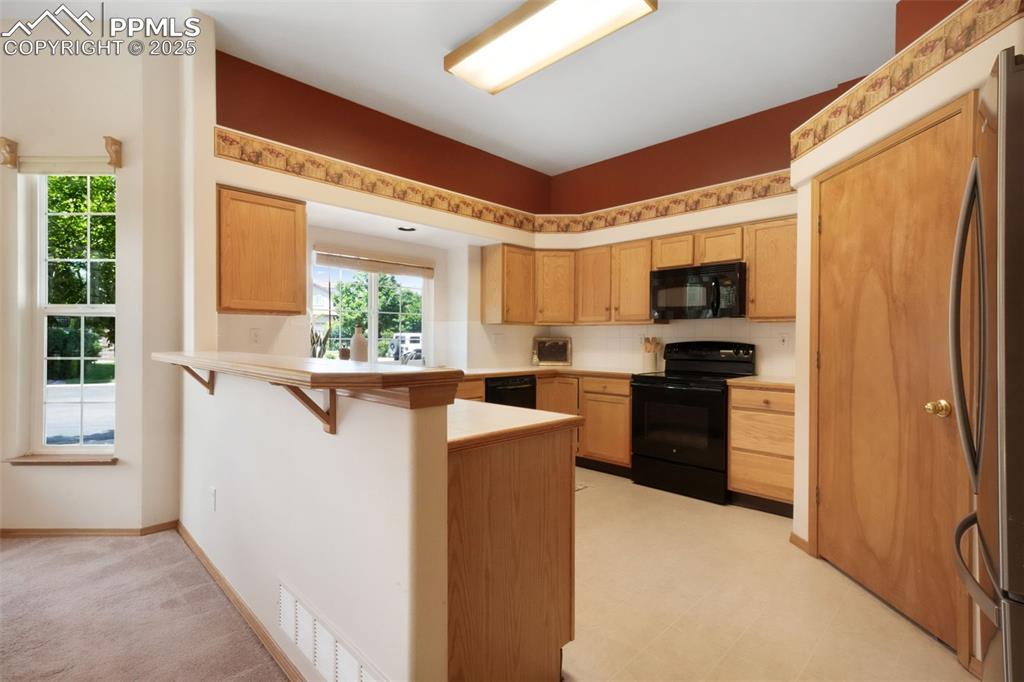Image 12 of 50: Kitchen