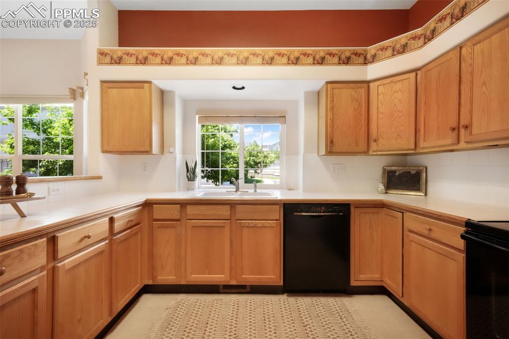 Image 13 of 50: Kitchen