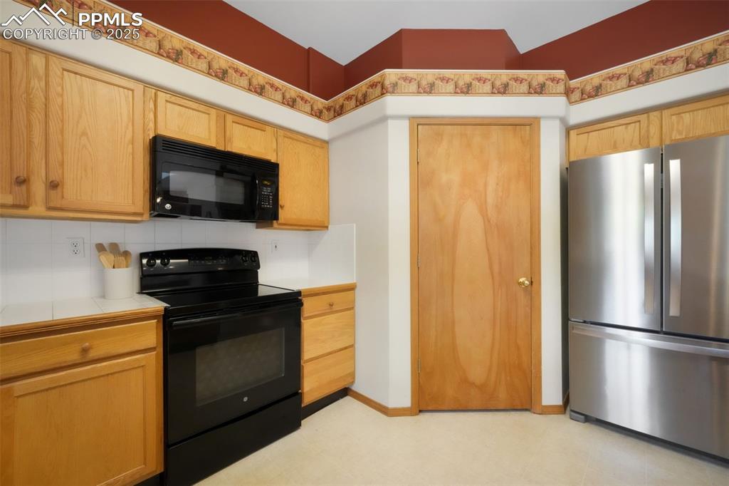 Image 14 of 50: Kitchen