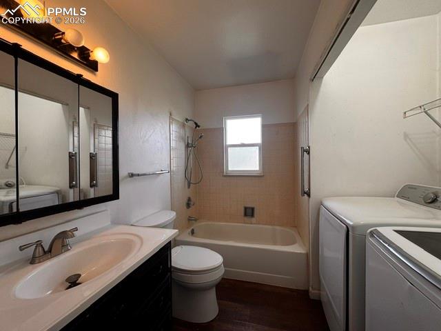 Image 10 of 14: Bathroom